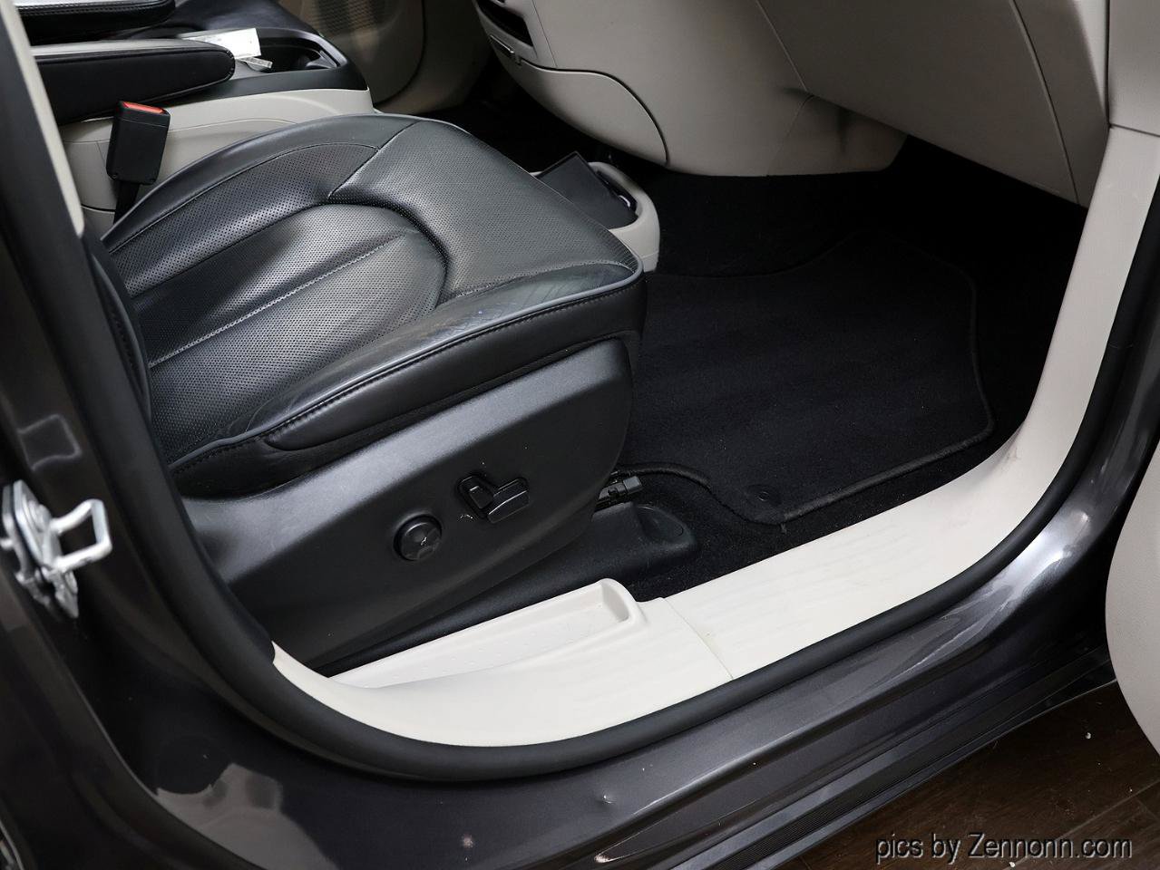 Used 2019 Chrysler Pacifica Limited FWD image 35