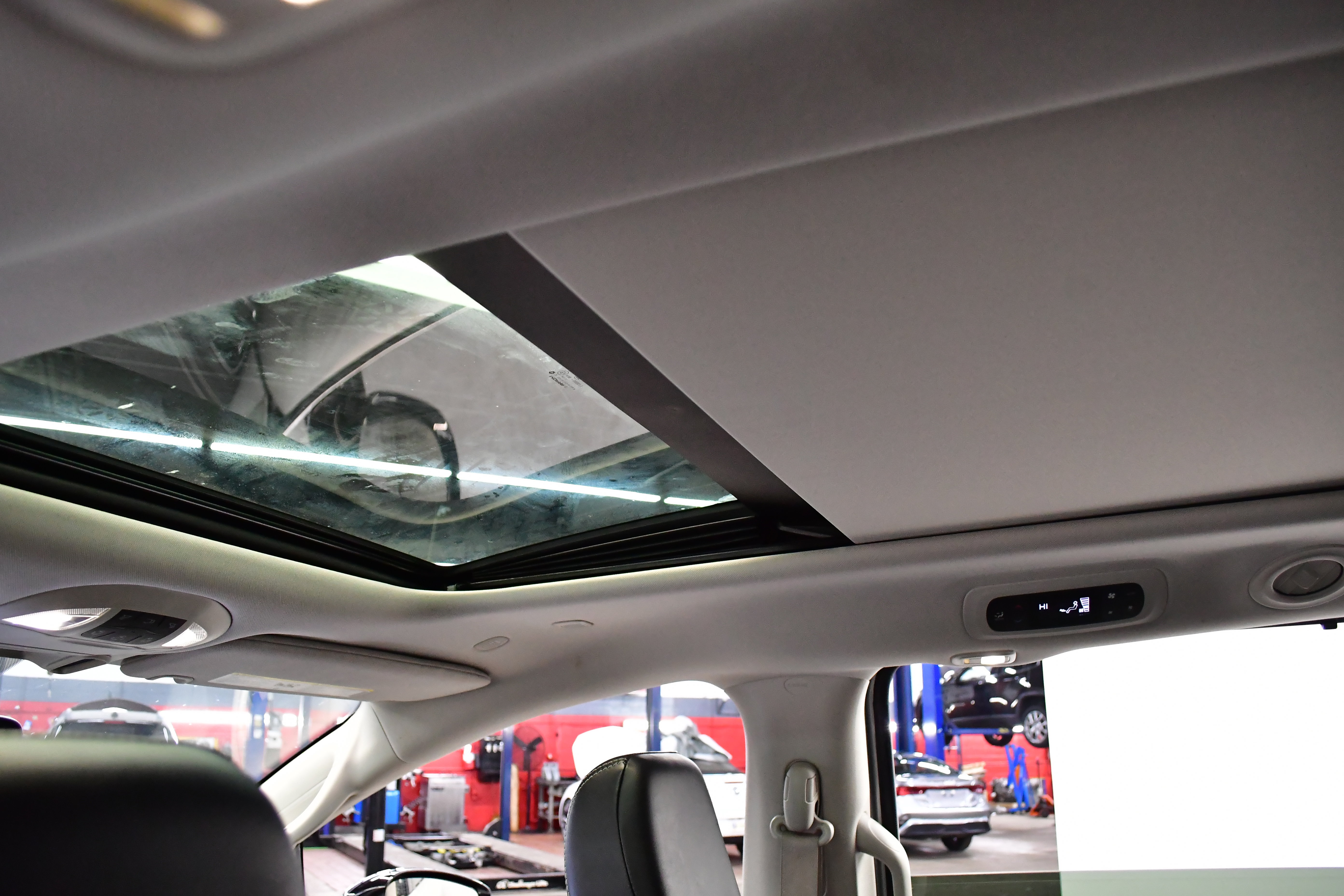 Used 2024 Chrysler Pacifica Limited image 21