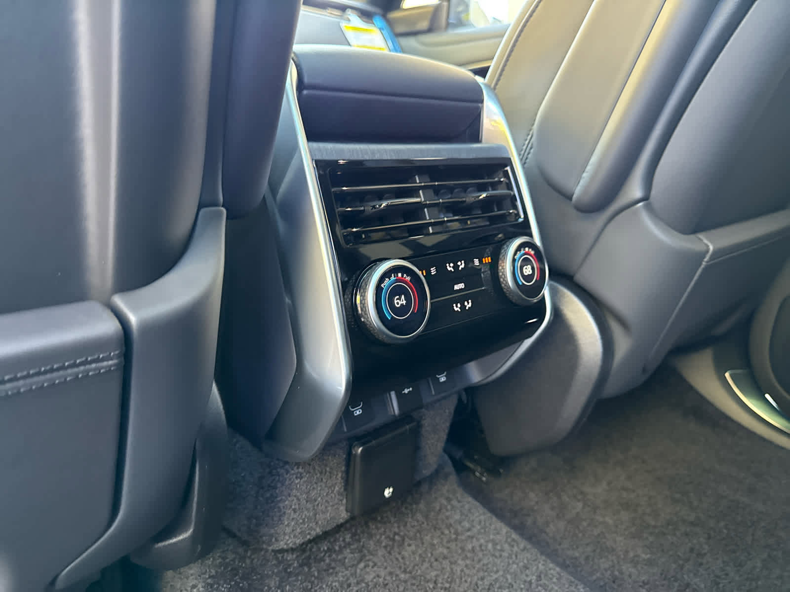 New 2025 Land Rover Range Rover Long Wheelbase SE image 17