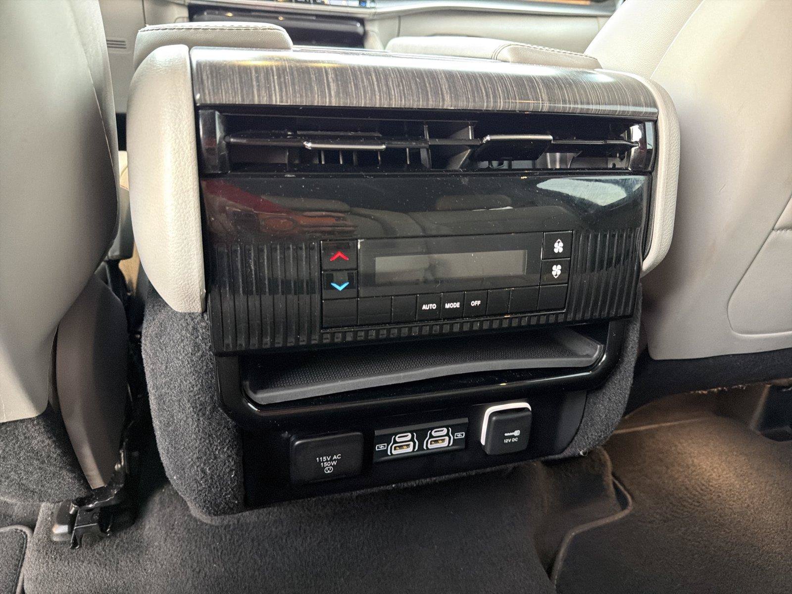 Used 2024 Jeep Wagoneer Series II w/ Flexible Seating Group RWD image 23