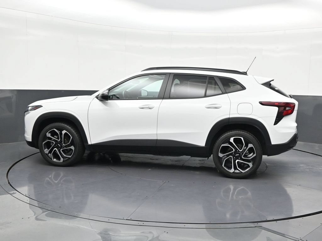 Used 2025 Chevrolet Trax RS w/ Driver Confidence Package FWD image 2