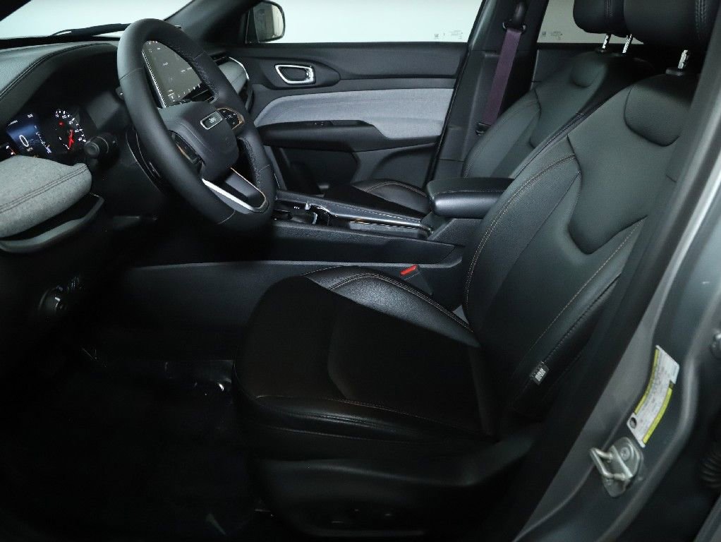 Used 2024 Jeep Compass Latitude image 18