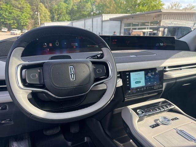 Used 2025 Lincoln Navigator Reserve image 26