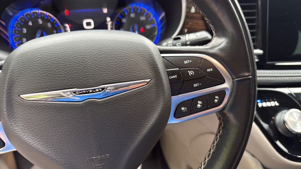Used 2022 Chrysler Pacifica Limited FWD image 28