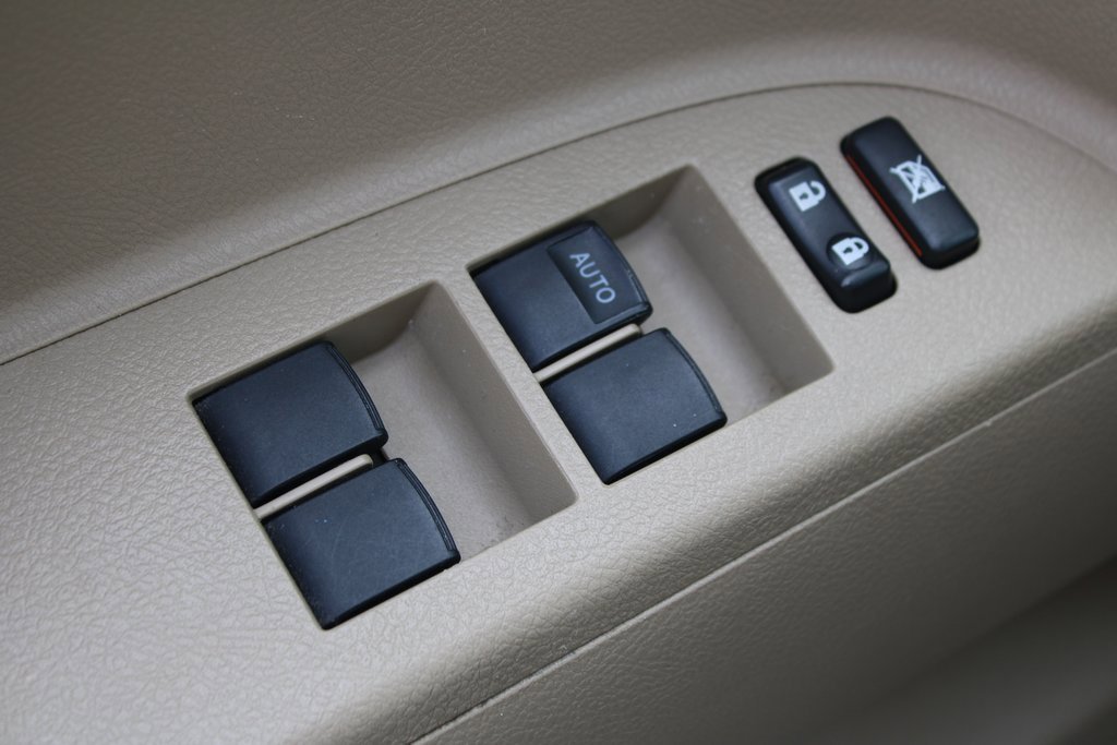 Used 2012 Toyota Highlander Limited image 18