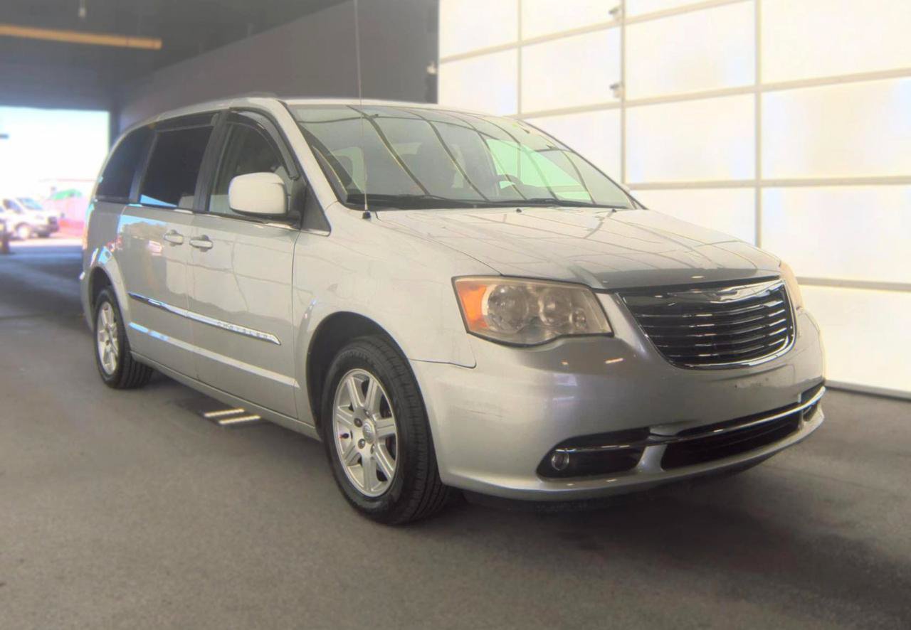 Used 2012 Chrysler Town & Country Touring w/ Entertainment Group #1 FWD image 4