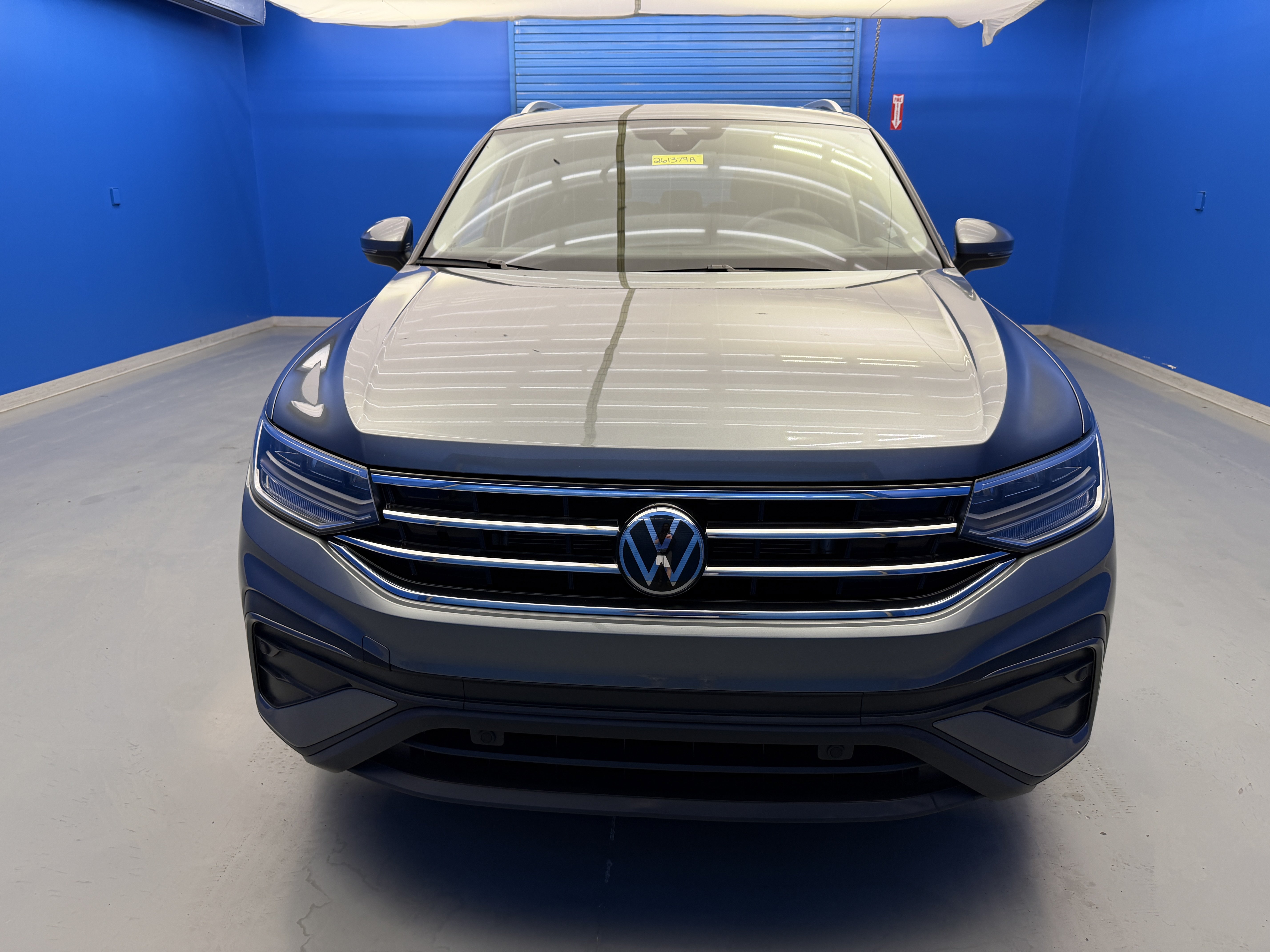 Used 2023 Volkswagen Tiguan SE w/ Panoramic Sunroof Package FWD image 3