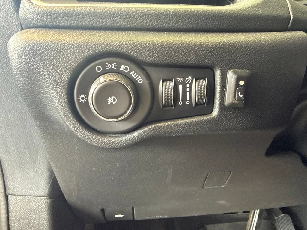 Used 2019 Chrysler Pacifica Limited w/ Advanced Safetytec Group FWD image 19