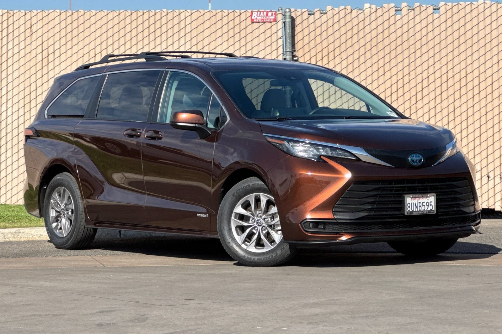 Used 2021 Toyota Sienna LE AWD/4WD image 2