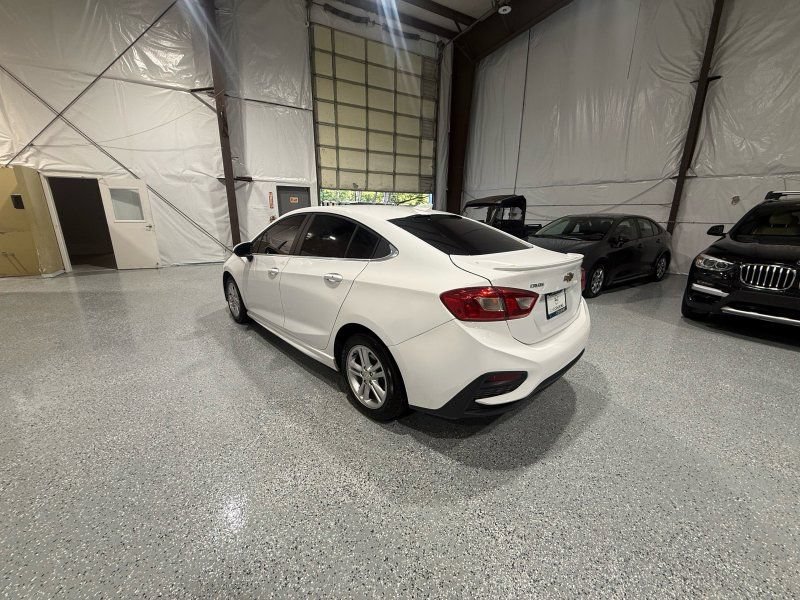 Used 2018 Chevrolet Cruze LT w/ Sun And Sound Package FWD image 4