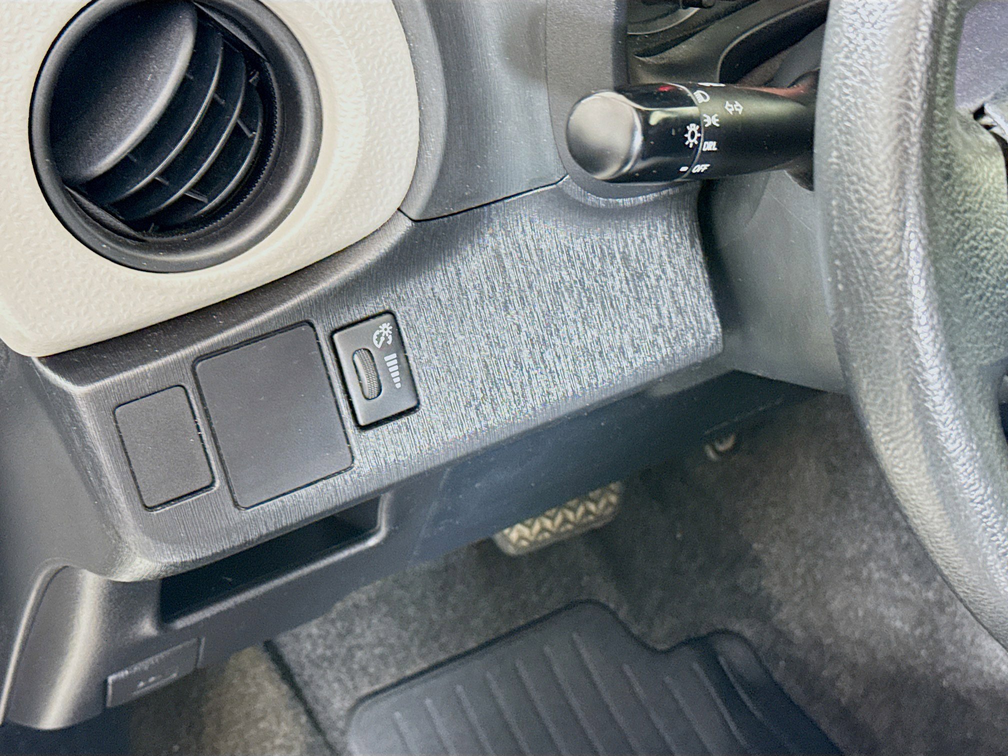 Used 2014 Toyota Yaris L image 10