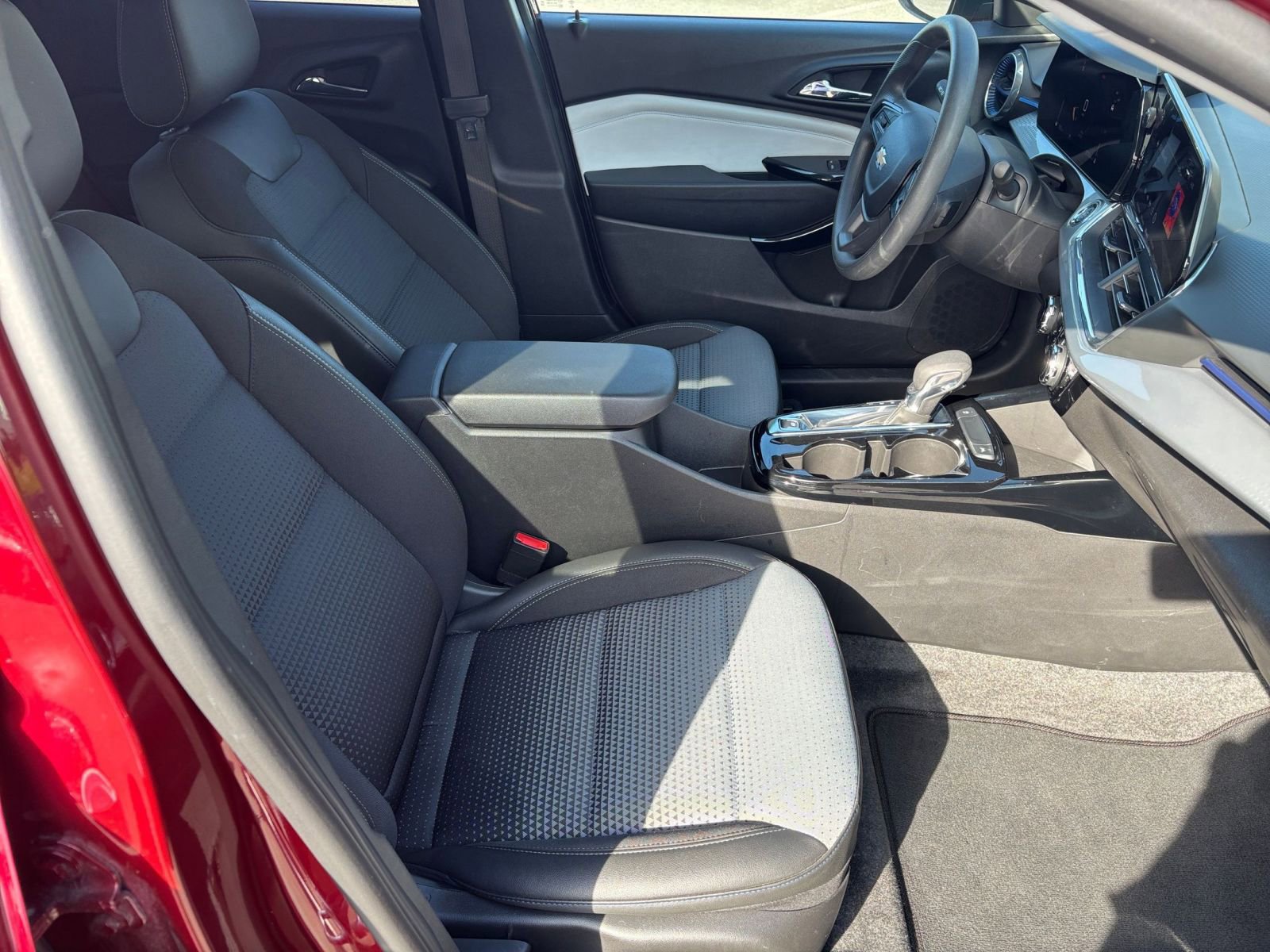 Used 2025 Chevrolet Trax LT FWD image 35