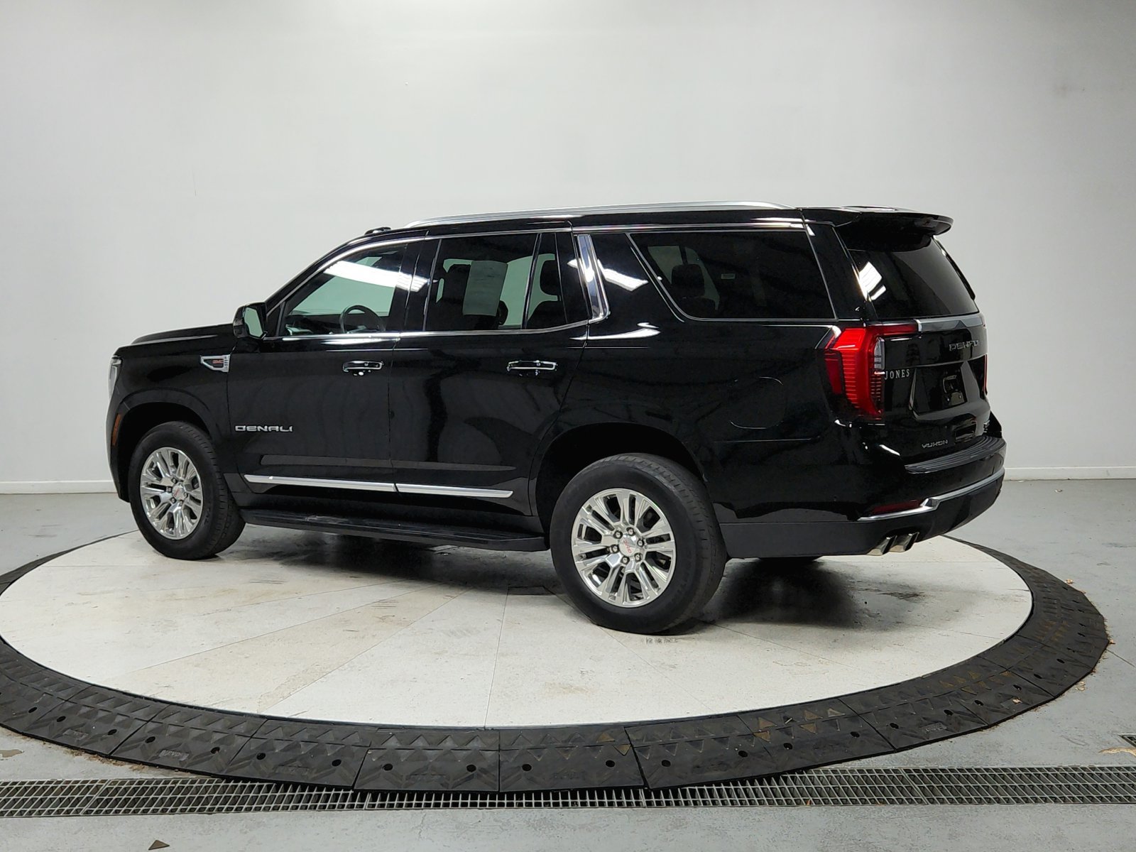 Used 2025 GMC Yukon Denali RWD image 6