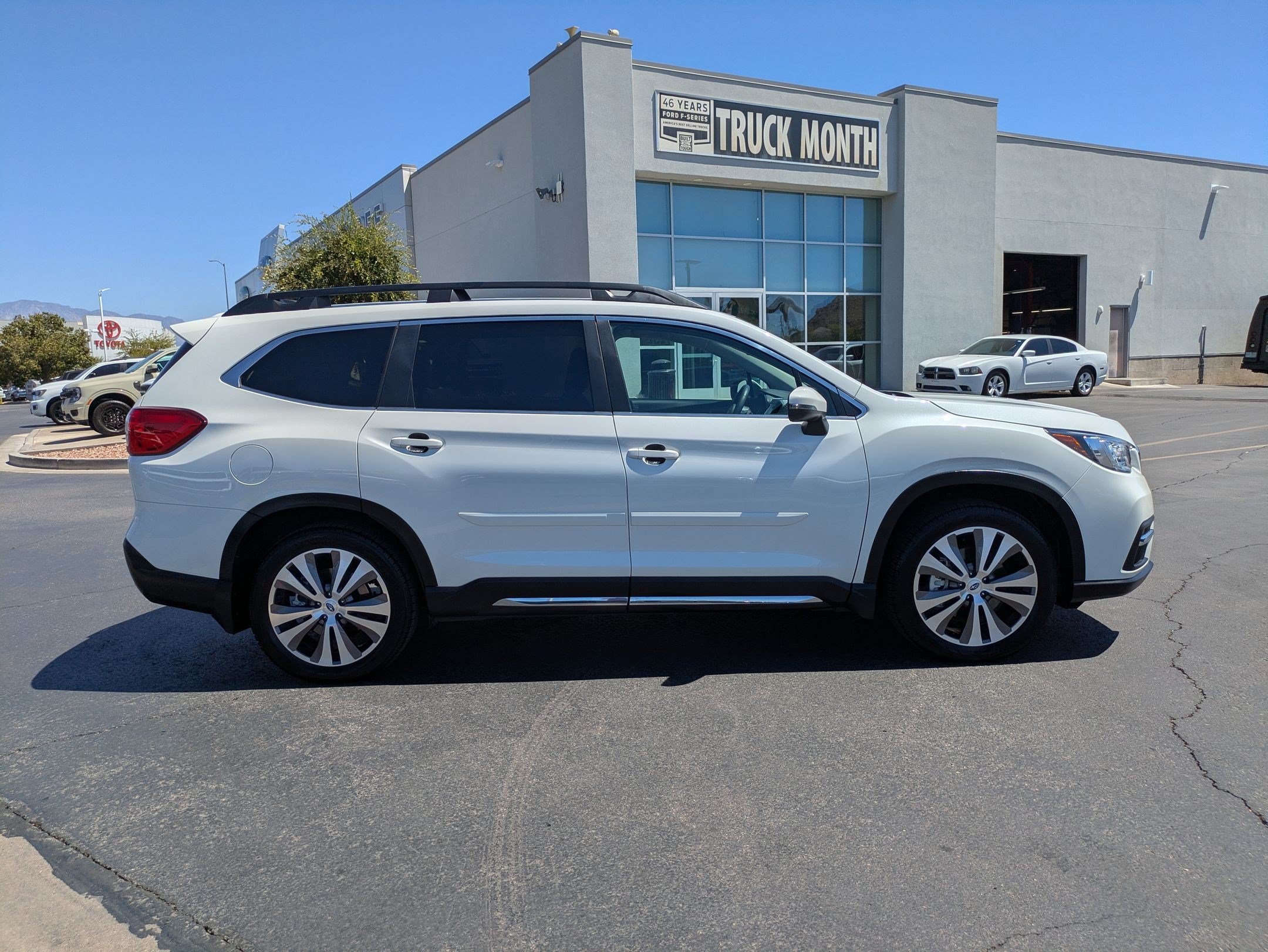 Used 2022 Subaru Ascent Limited w/ Technology Package AWD/4WD image 2