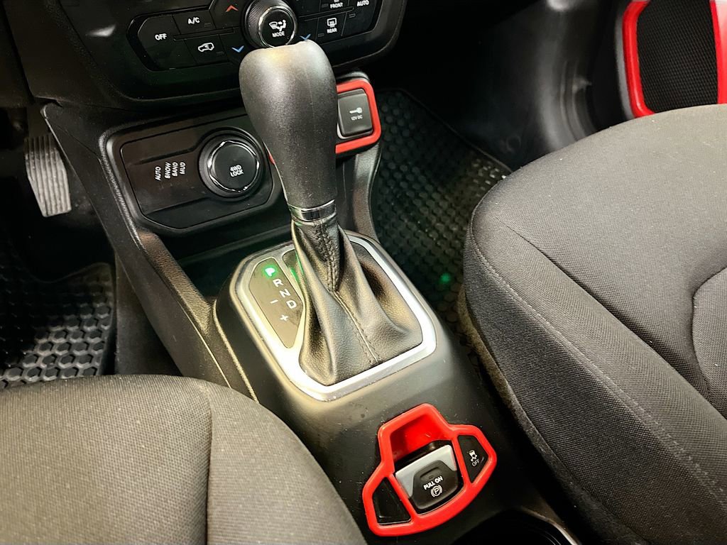 Used 2018 Jeep Renegade Latitude w/ Cold Weather Group image 16