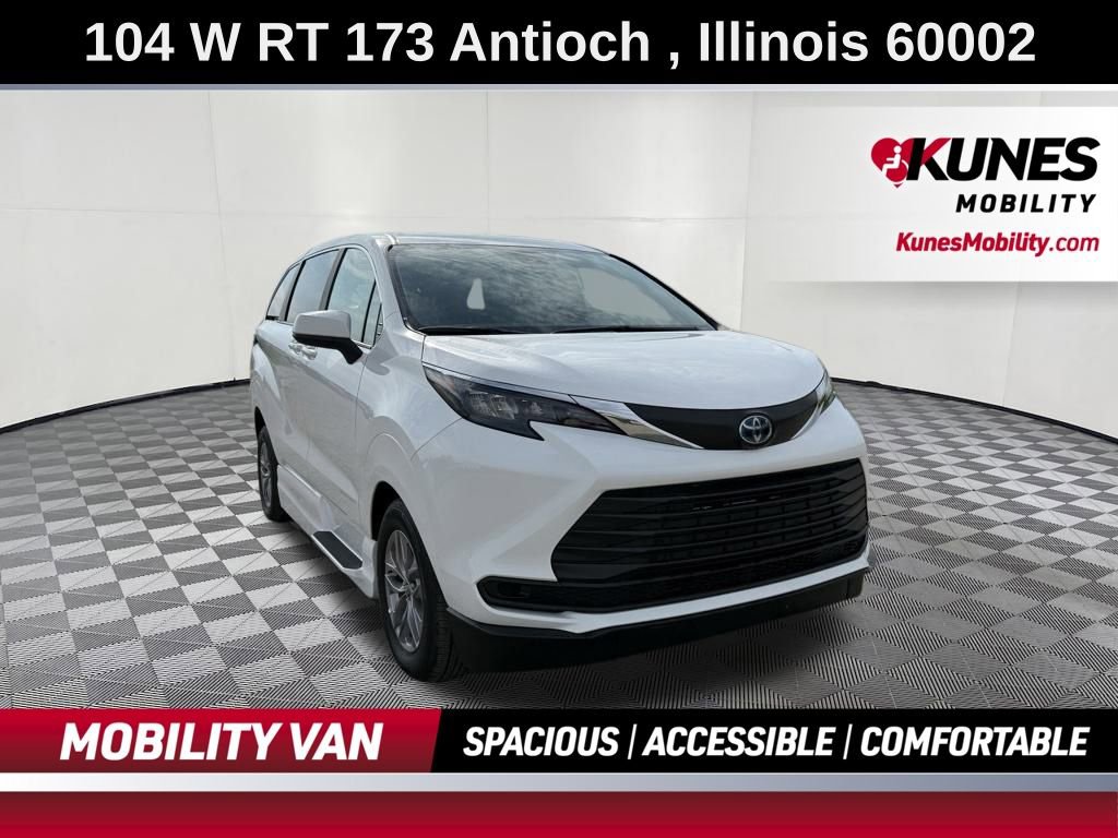 Used 2025 Toyota Sienna LE image 1