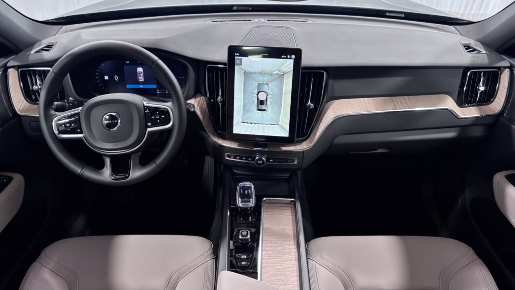 New 2027 Volvo XC60 T8 Plus AWD/4WD image 2