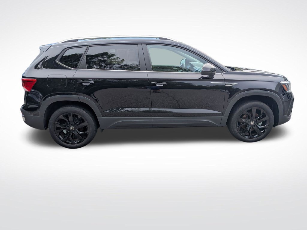 Used 2024 Volkswagen Taos SE w/ Black Wheel Package FWD image 2