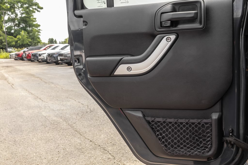 Used 2017 Jeep Wrangler Unlimited Sahara w/ Connectivity Group AWD/4WD image 28