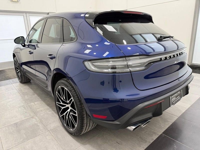Certified 2025 Porsche Macan AWD/4WD image 3