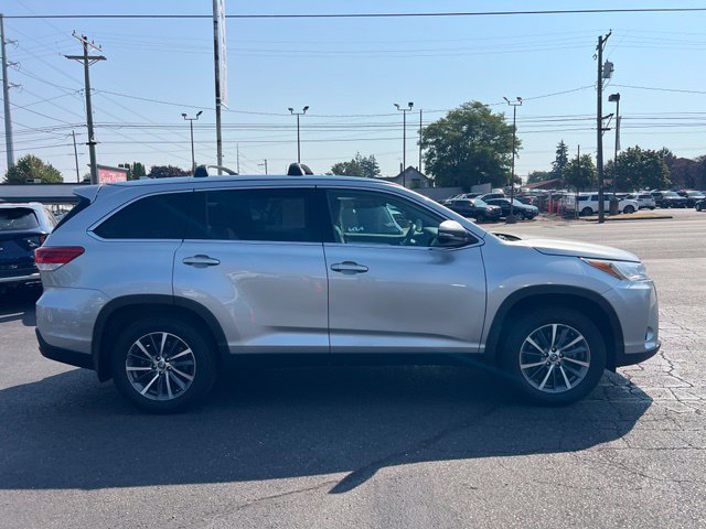 Used 2019 Toyota Highlander XLE AWD/4WD image 6