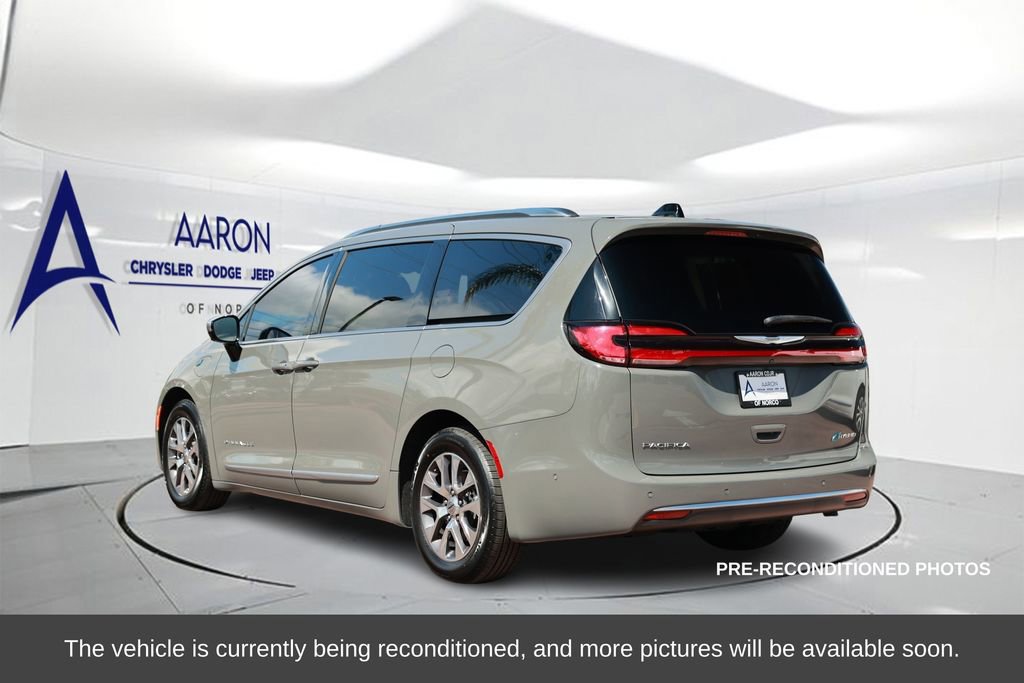 Used 2023 Chrysler Pacifica Pinnacle image 2