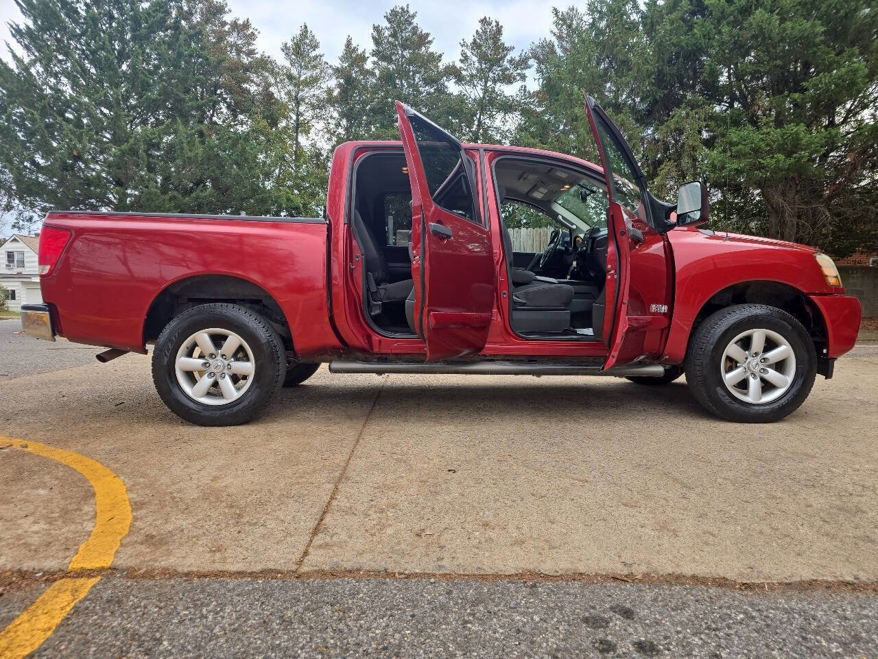 Used 2014 Nissan Titan SV w/ SV Premium Utility Package image 3