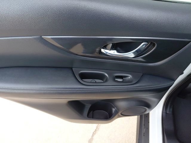 Used 2018 Nissan Rogue SV image 26