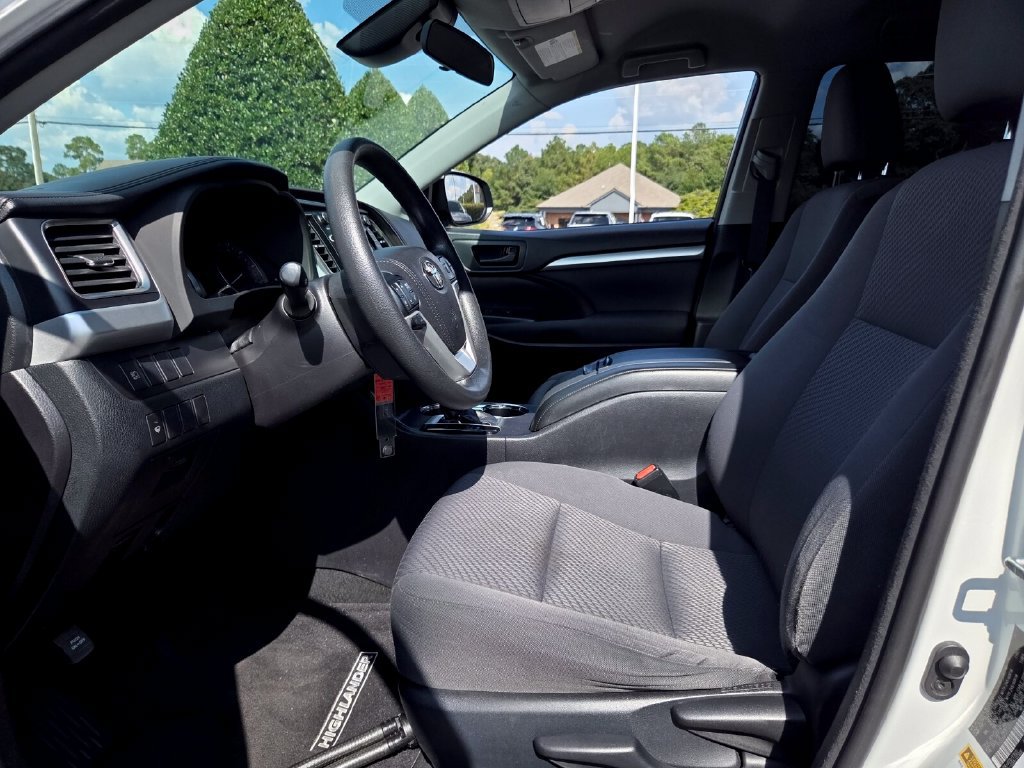 Used 2018 Toyota Highlander LE FWD image 5
