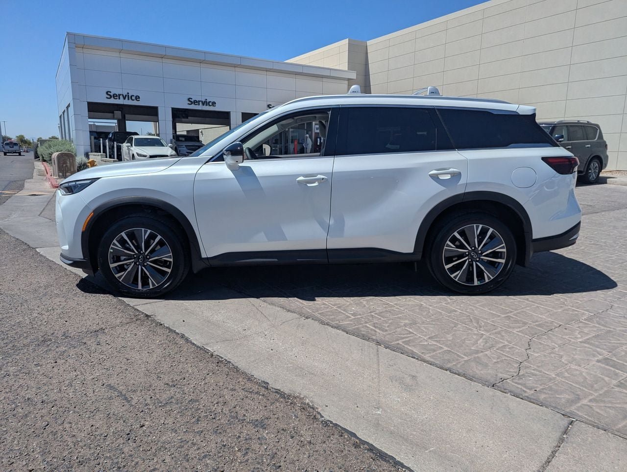 Certified 2027 INFINITI QX60 Luxe w/ Family Package FWD image 2