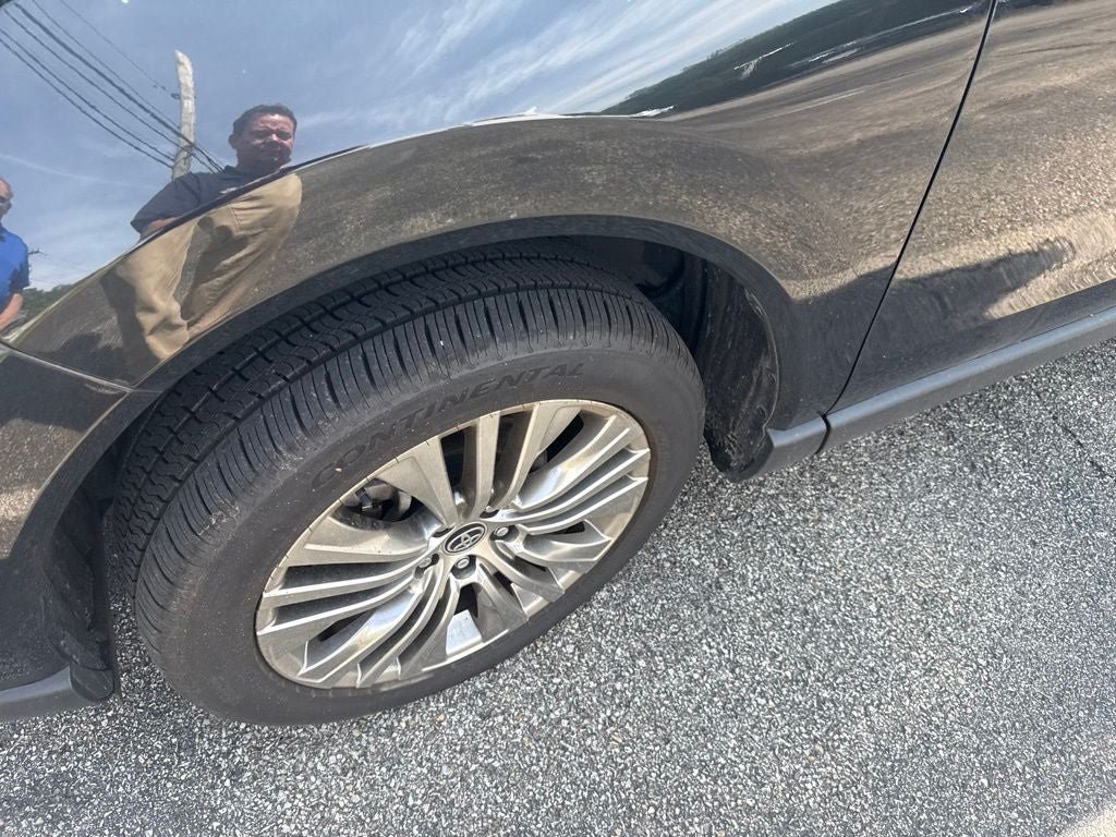 Used 2023 Toyota Venza Limited AWD/4WD image 3