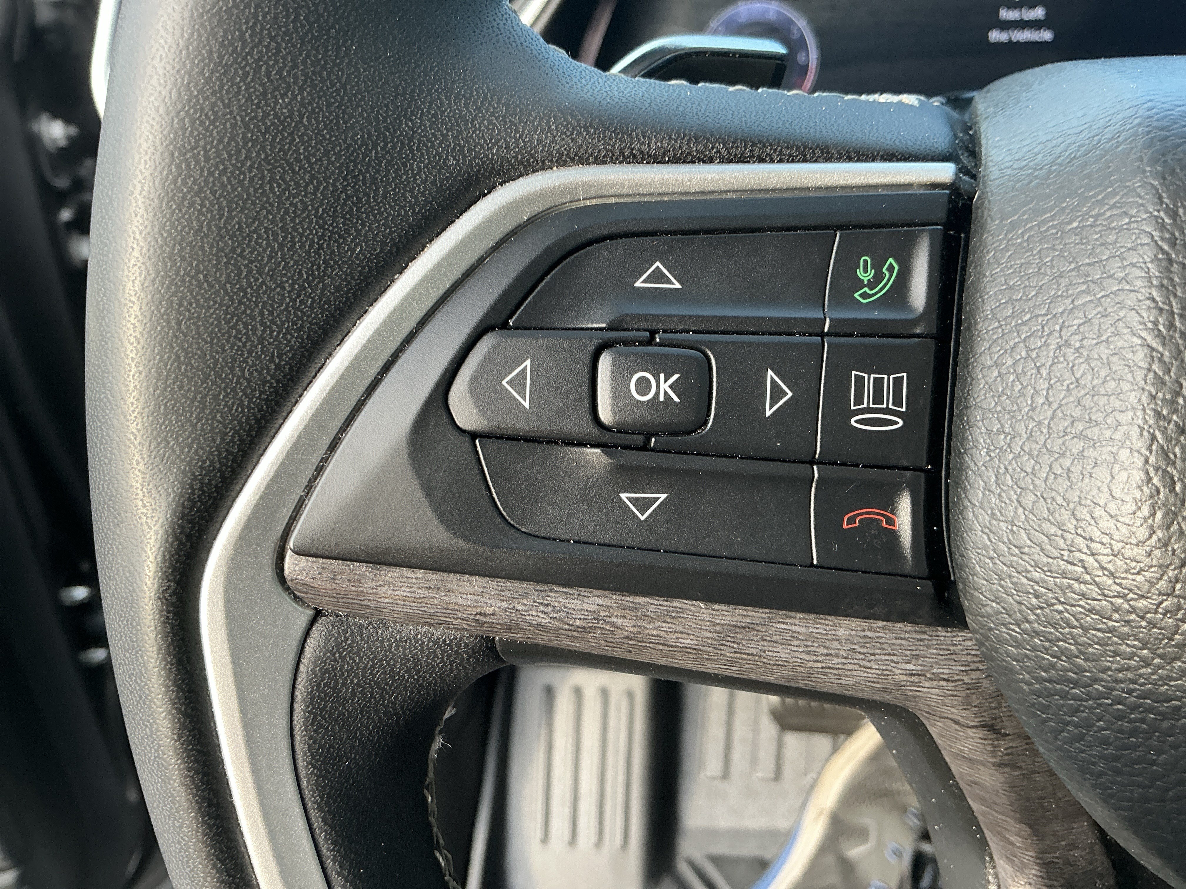 Used 2023 Jeep Grand Cherokee L Limited AWD/4WD image 17