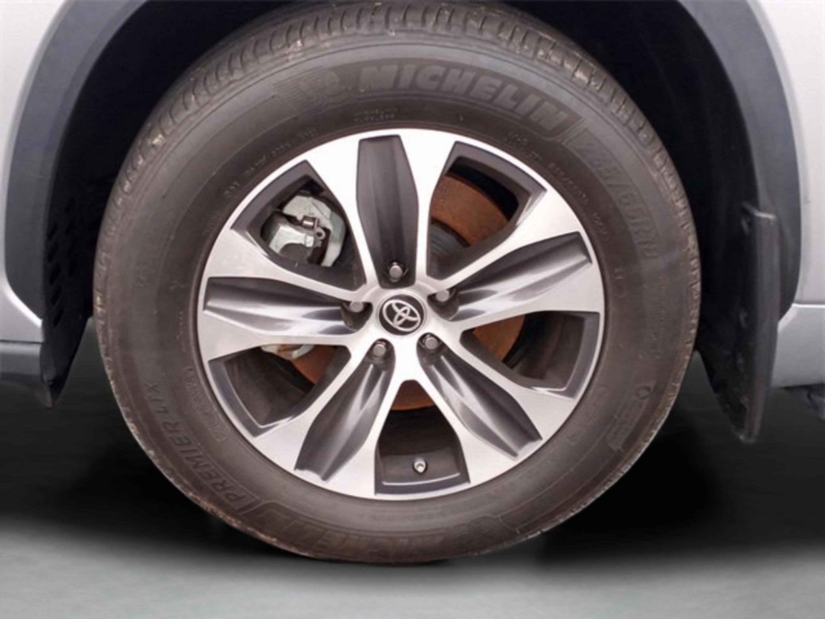 Used 2023 Toyota Highlander XLE AWD/4WD image 9