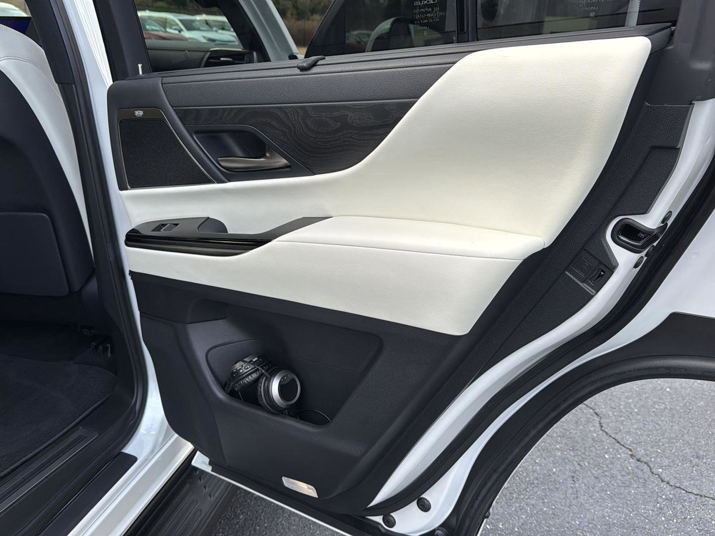 Used 2023 Lexus LX 600 4WD w/ Luxury Package image 13