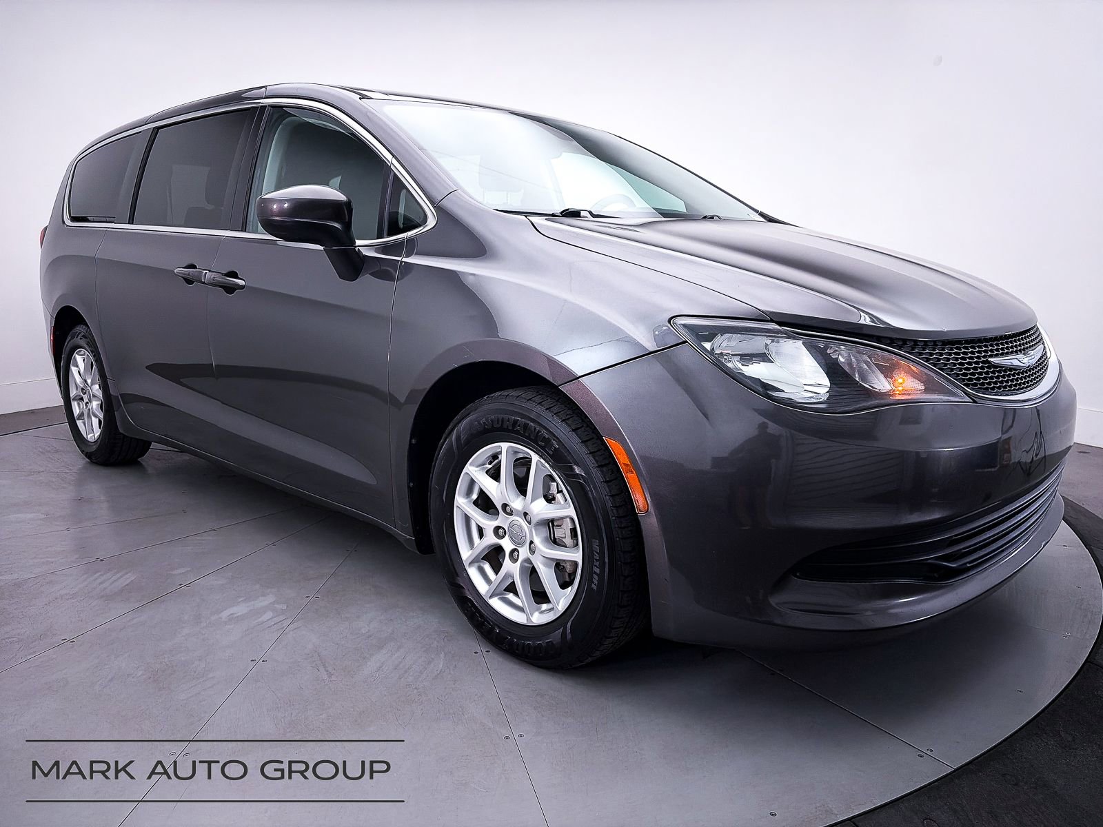 Used 2017 Chrysler Pacifica Touring FWD image 1