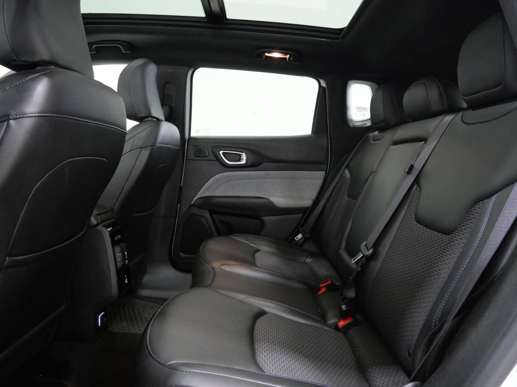 Used 2025 Jeep Compass Latitude w/ Sun & Sound Group AWD/4WD image 24