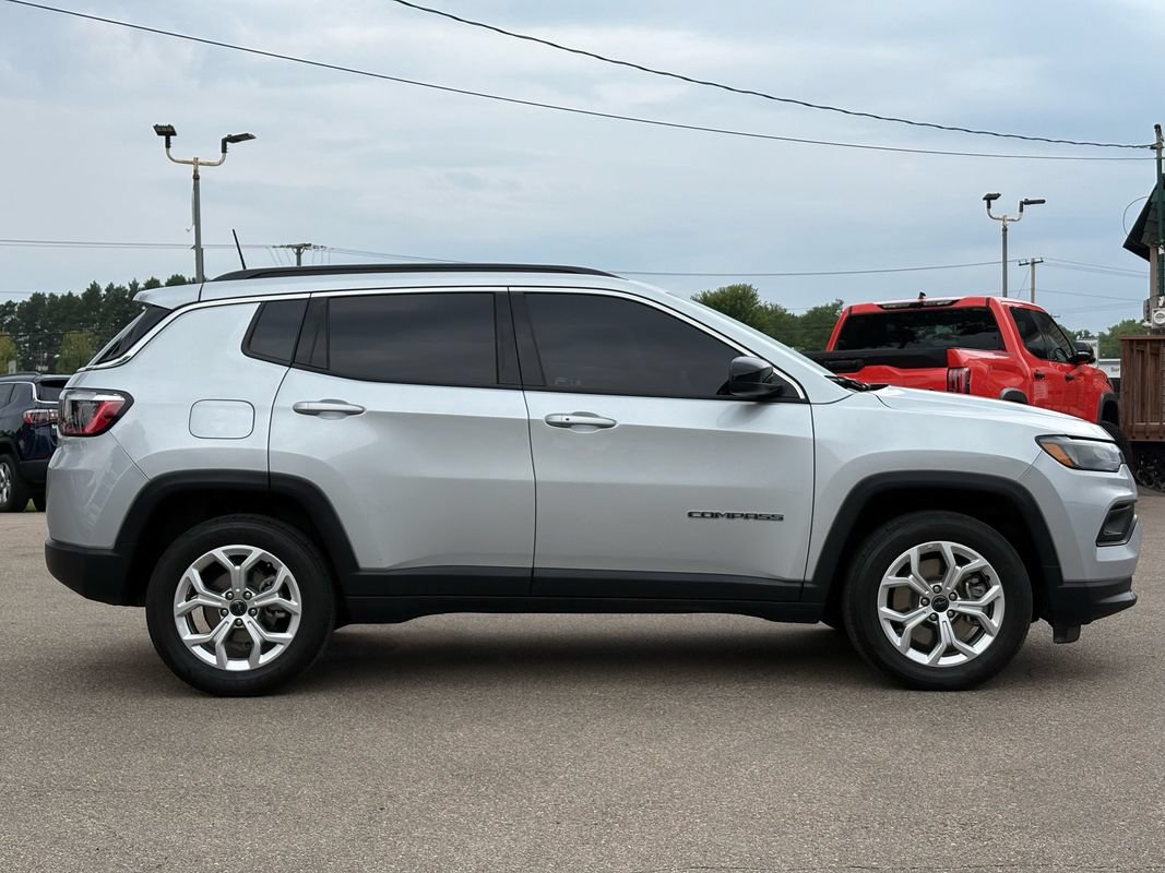 Used 2025 Jeep Compass Latitude AWD/4WD image 9