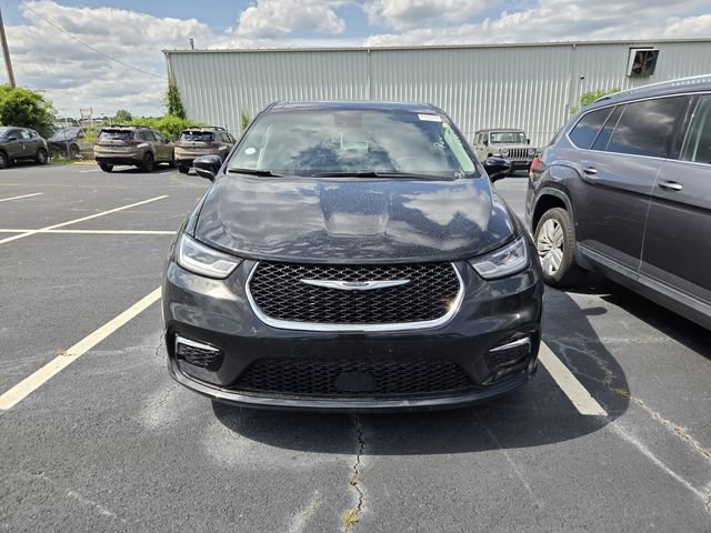 Used 2024 Chrysler Pacifica Touring-L FWD image 2