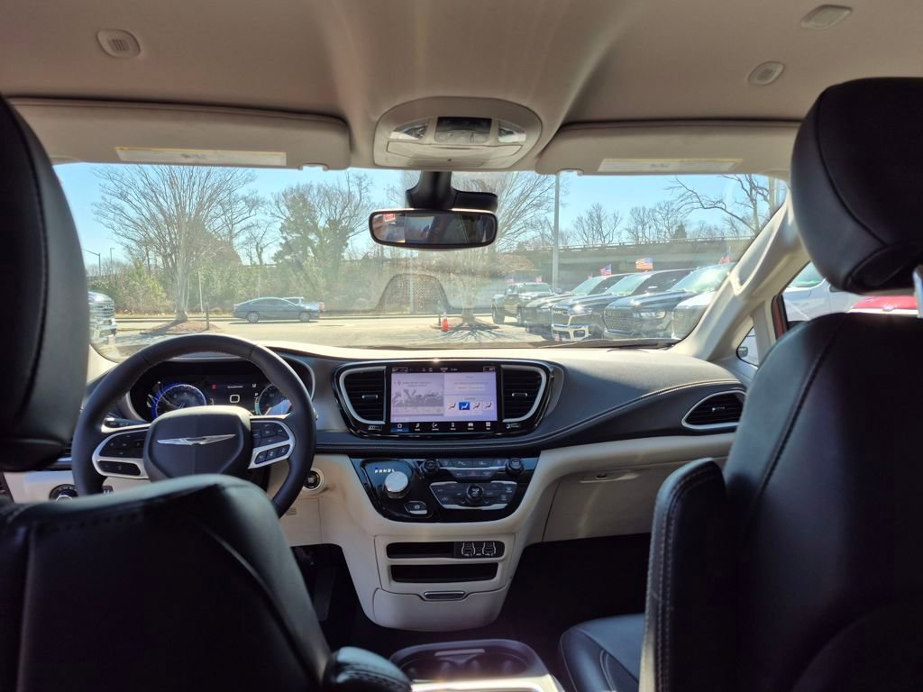 Used 2023 Chrysler Pacifica Touring-L image 14