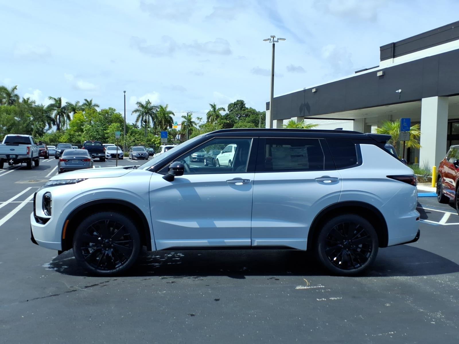 New 2026 Mitsubishi Outlander SEL Black Edition FWD image 3
