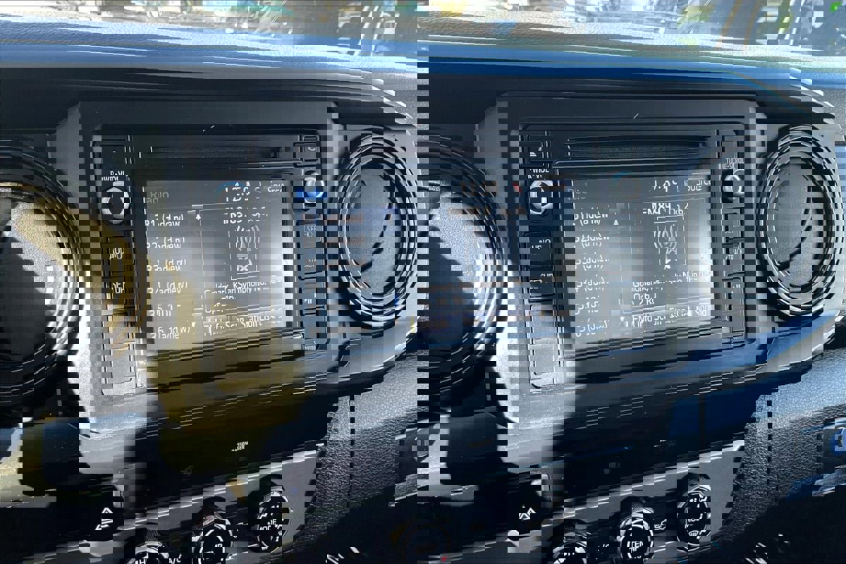 Used 2016 Toyota Tacoma SR image 14