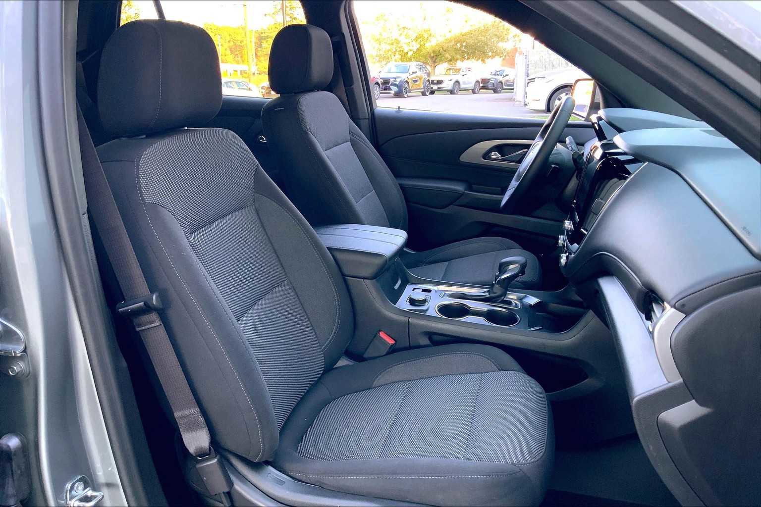 Used 2023 Chevrolet Traverse LT image 7