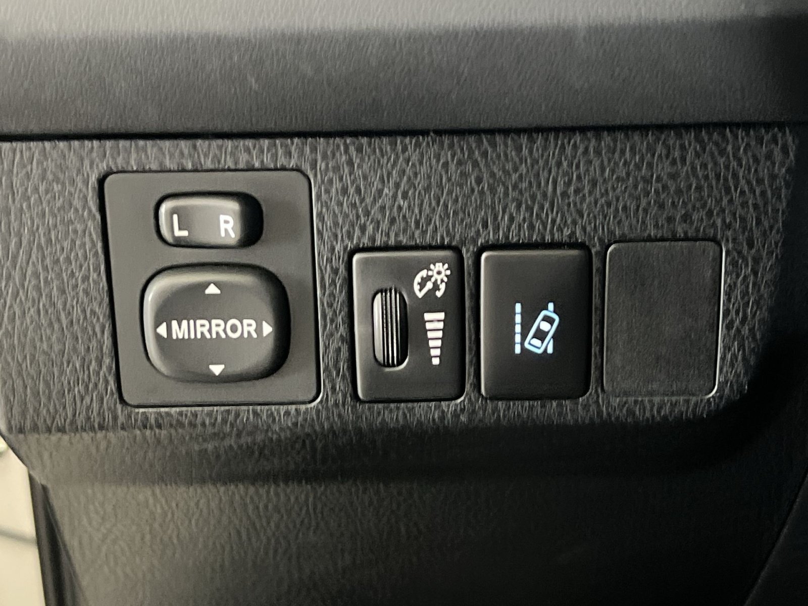 Used 2018 Toyota RAV4 LE w/ All Weather Liner Package AWD/4WD image 38