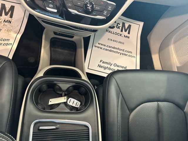 Used 2024 Chrysler Pacifica Touring-L FWD image 10