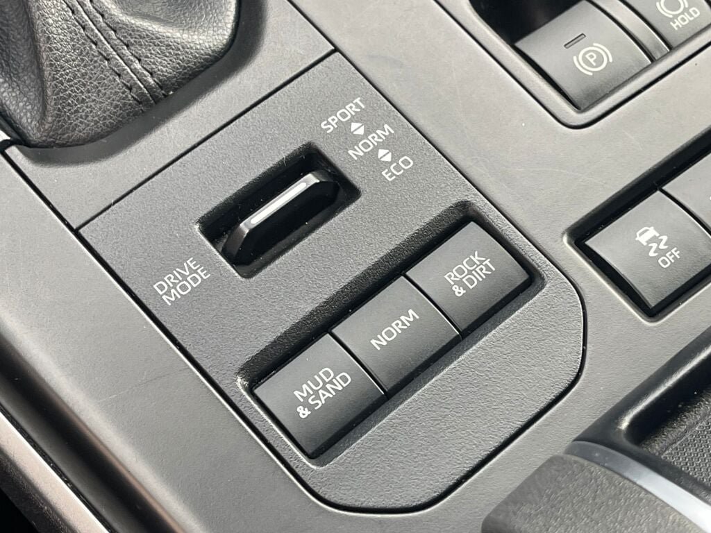 Used 2021 Toyota Highlander XLE AWD/4WD image 16
