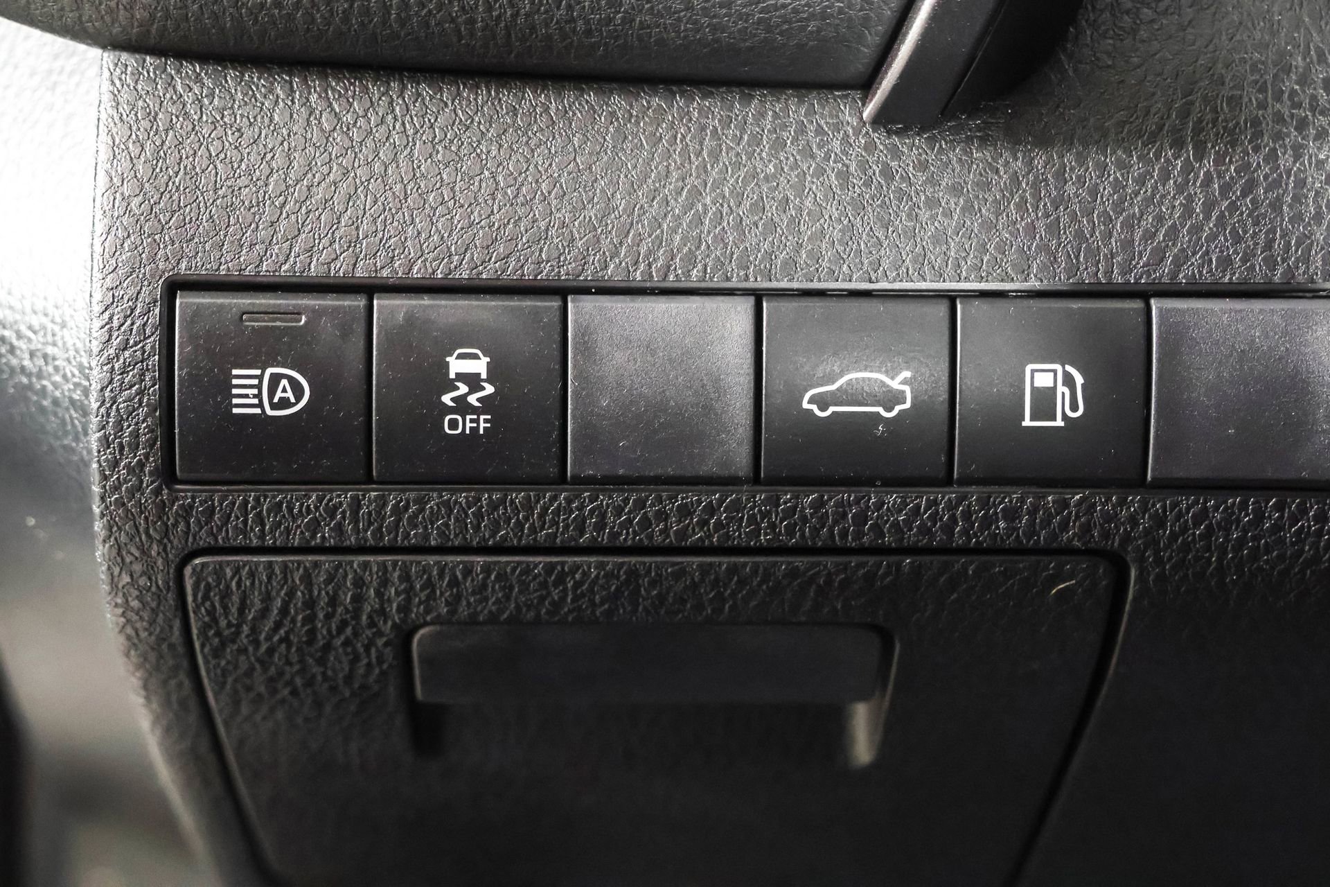 Used 2018 Toyota Camry XSE image 24