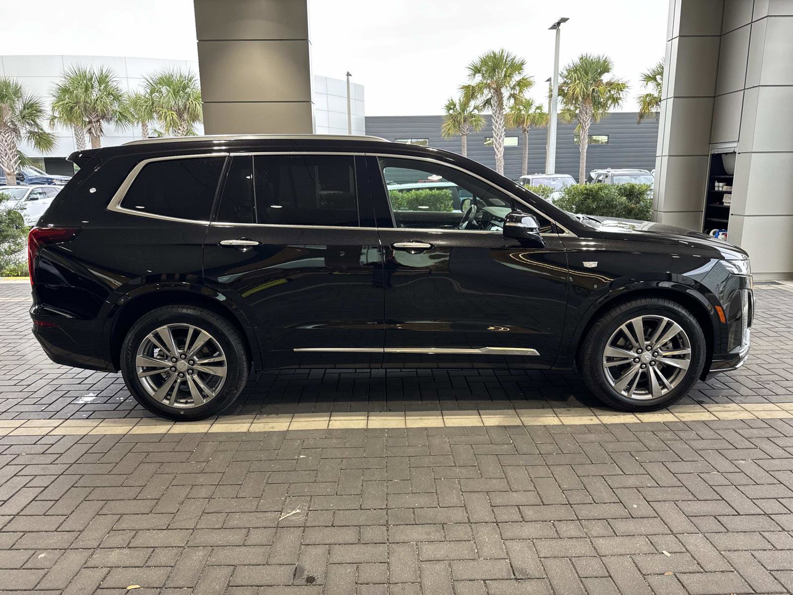 Used 2025 Cadillac XT6 Premium Luxury image 5