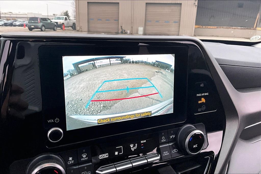Used 2023 Toyota Highlander L image 14