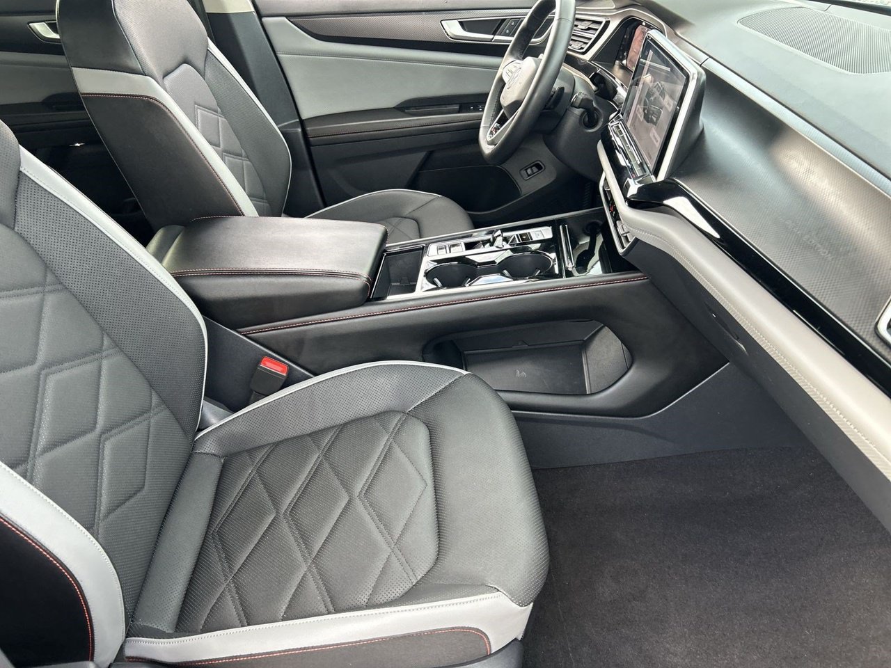 Used 2024 Volkswagen Atlas Peak Edition SEL AWD/4WD image 9