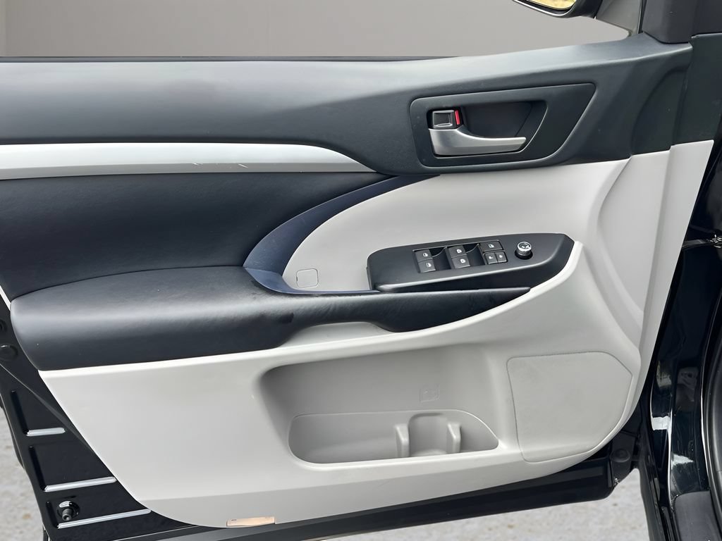 Certified 2019 Toyota Highlander XLE FWD image 9